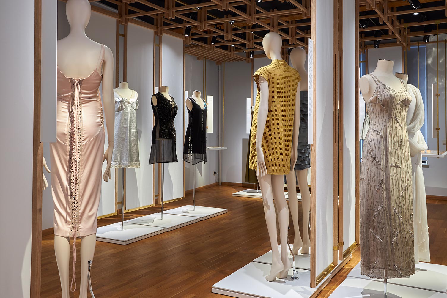 https://www.fashionandlacemuseum.brussels/wp-content/uploads/2020/08/2.Slide-Fashion-Room.jpg