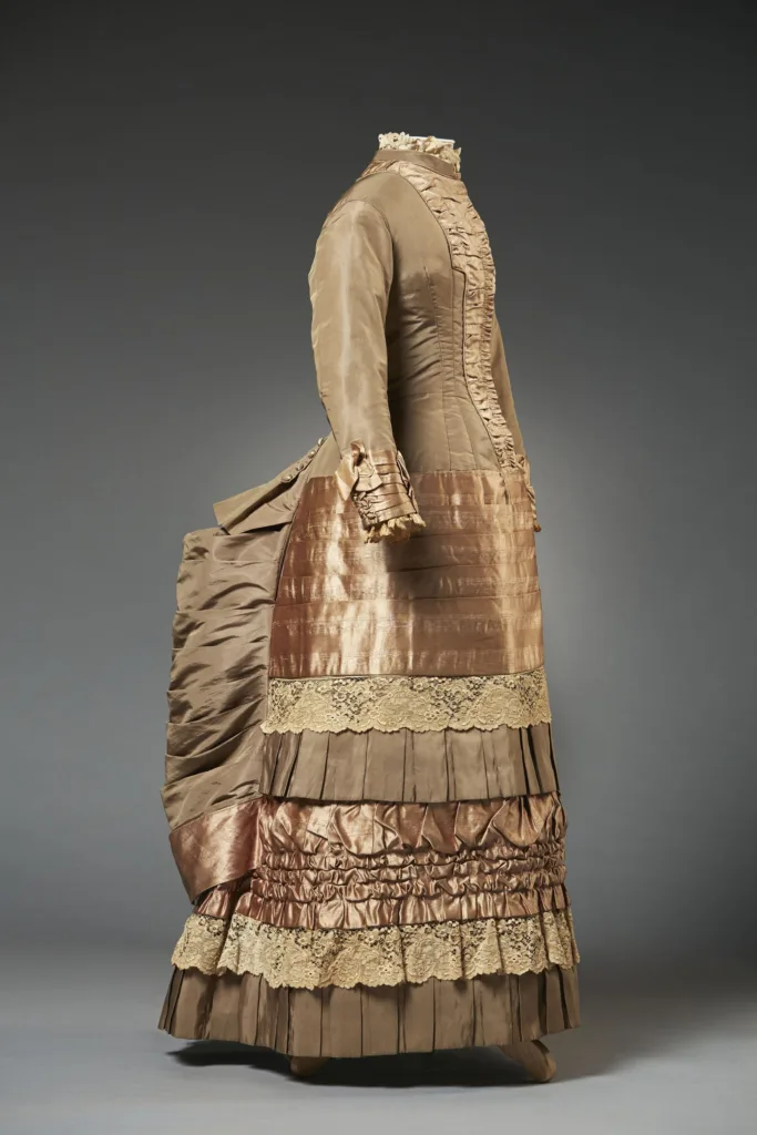 Robe de jeune fille_ Expo Crinolines & cie_Musee Mode & Dentelle ©E.Laurent