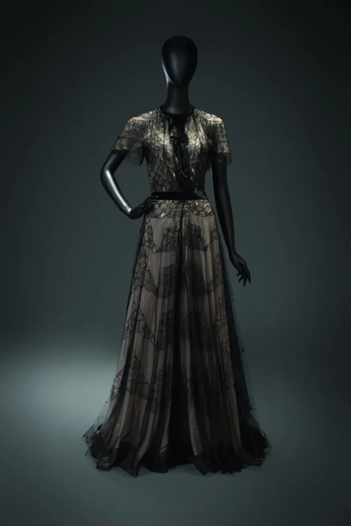 Robe d’hôtesse_Exposition Glamour, 30’s fashion expo_Musee Mode & Dentelle ©J-M Byl-Y.Peeters