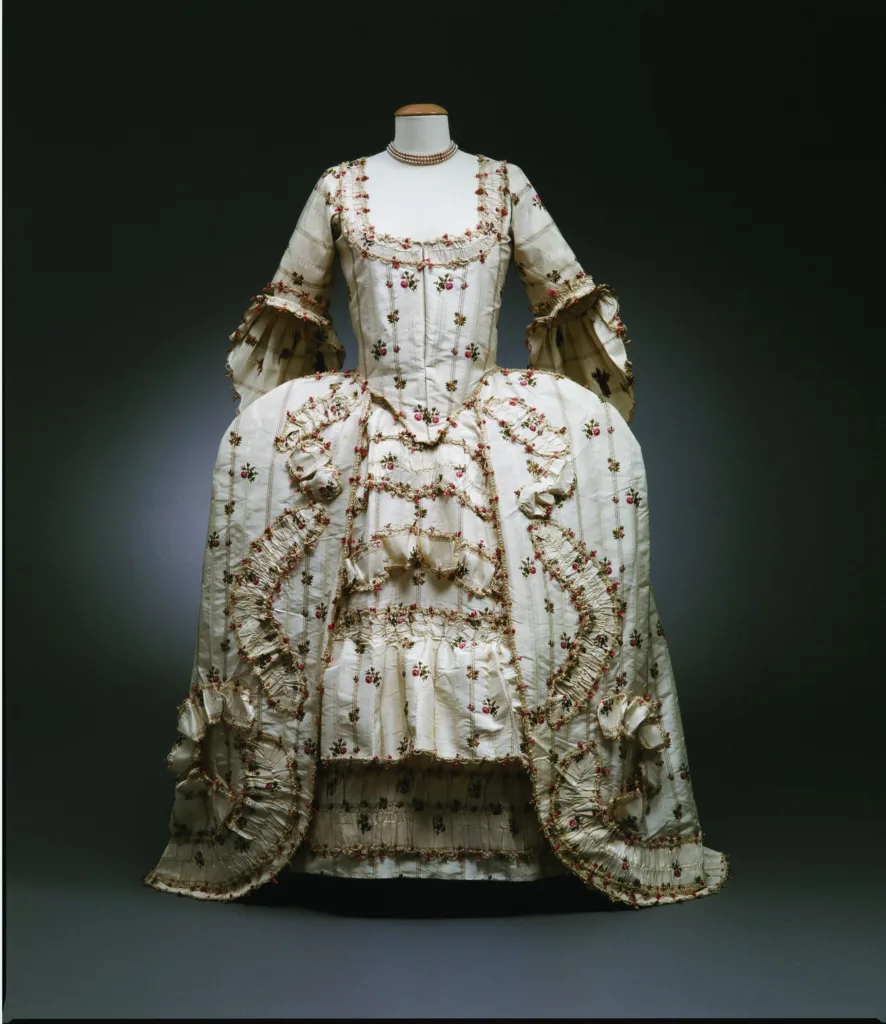 Robe à la française_Exposition Paniers, baleines et jabots_Musee Mode & Dentelle ©Y.Peeters-A.Dohet