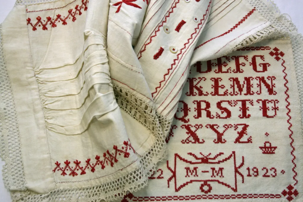 Ouvrage scolaire_Expo Handmade _Musee Mode & Dentelle ©Y.Peeters-A.Dohet