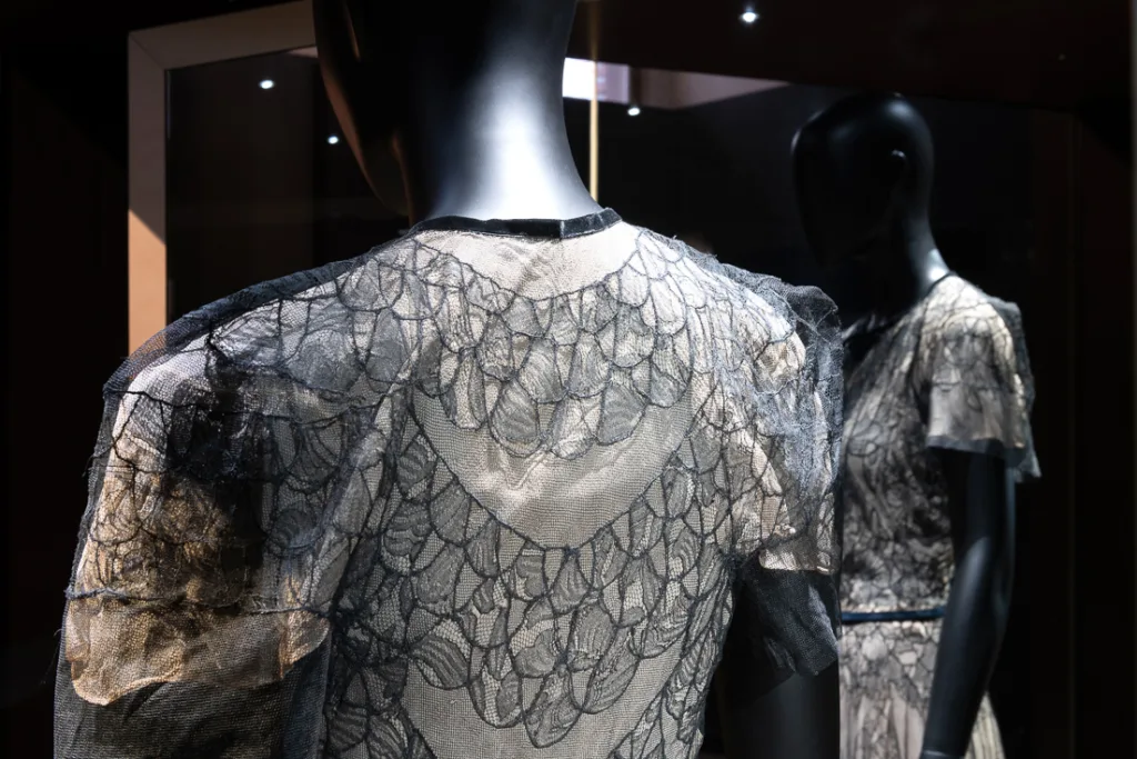 Exposition Back Side Fashion from behind_Musee Mode & Dentelle ©detiffe.com