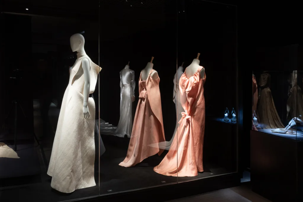 Exposition Back Side Fashion from behind_Musee Mode & Dentelle ©detiffe.com