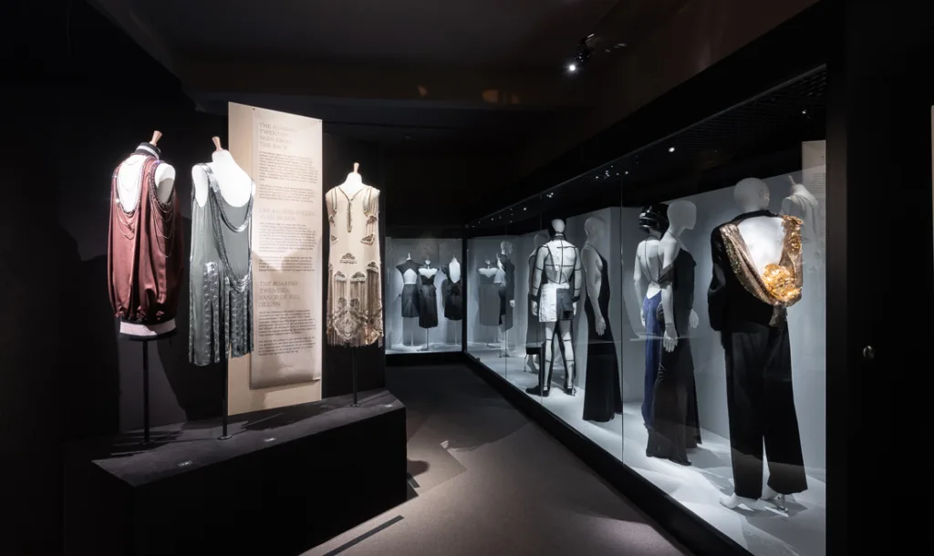 Exposition Back Side Fashion from behind_Musee Mode & Dentelle ©detiffe.com