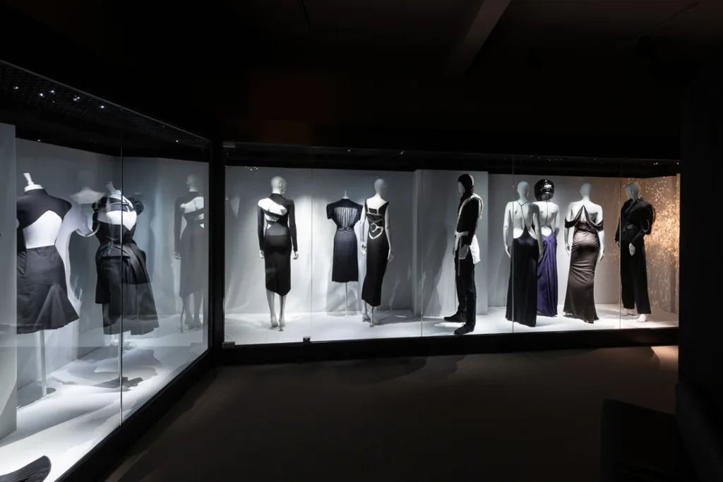 Exposition Back Side Fashion from behind_Musee Mode & Dentelle ©detiffe.com