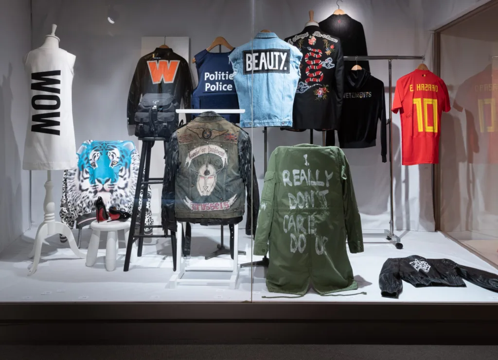 Leçon de Mode 18. Dos à la mode ©Mode & Kant Museum