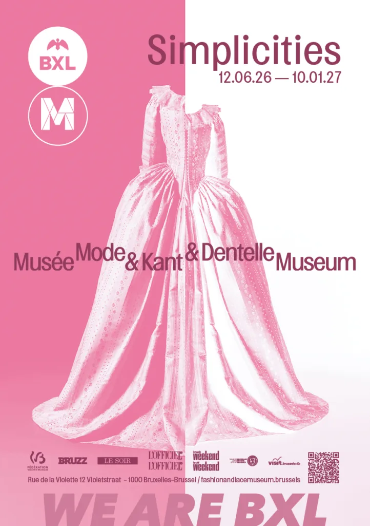 Affiche Simplicites montrant une robe à l'anglaise en miroir à fond rose et blanc