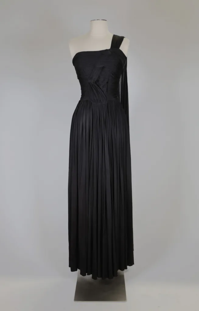 Robe noir avec un bustier muni d'une bretelle à droite, jupe plissé.
