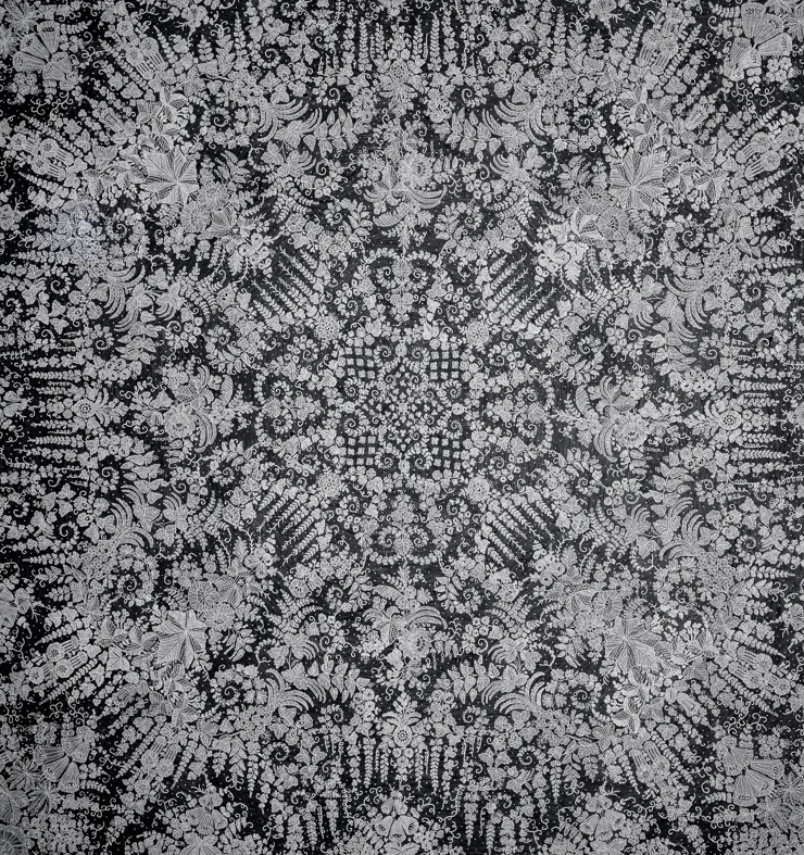 Pièce de près de deux mètres sur deux est entièrement réalisée à la main à l’aiguille. La dentelle est blanche sur un fond noir