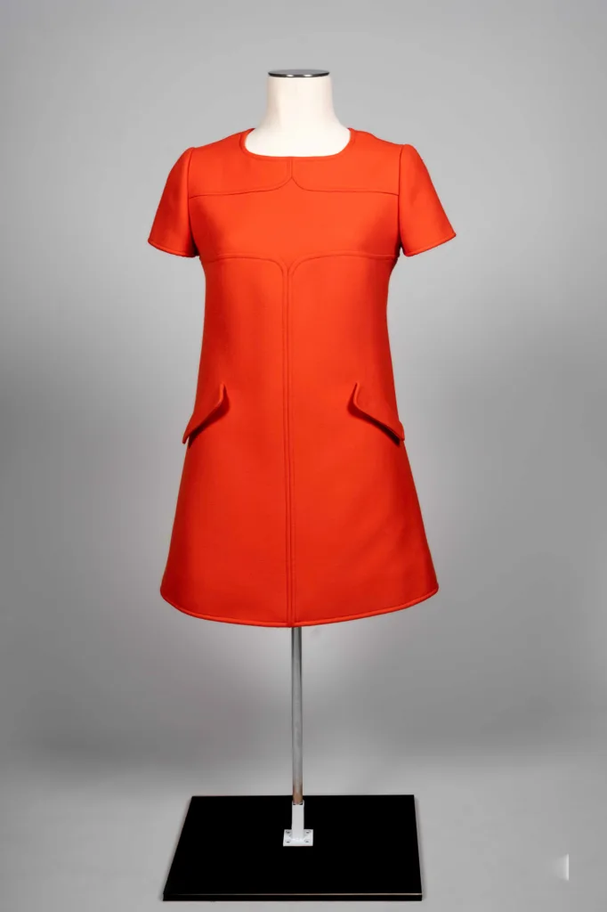 Robe trapèze, sergé de laine, couleur rouge avec 2 poches