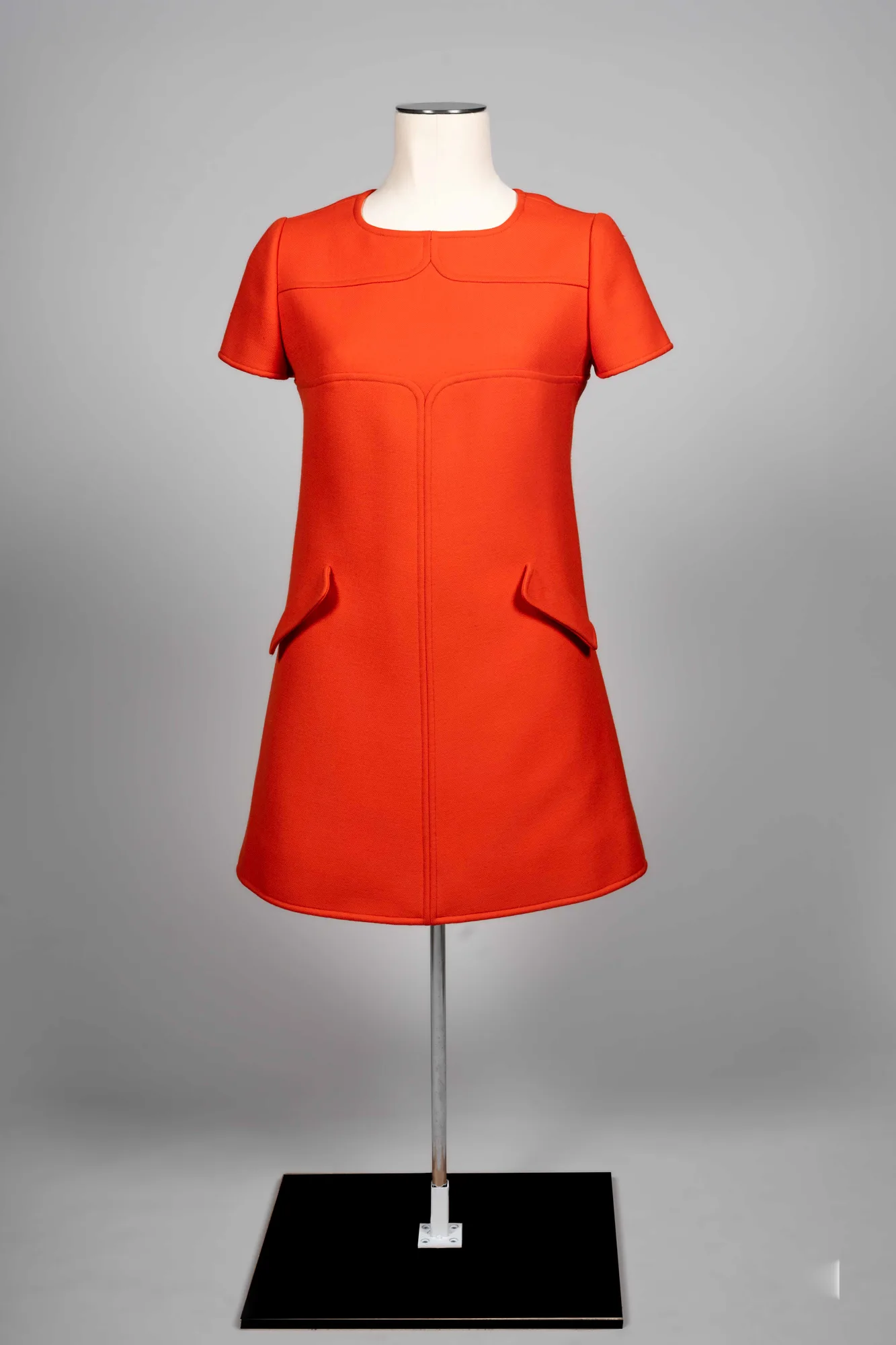 Robe trapèze, sergé de laine, couleur rouge avec 2 poches