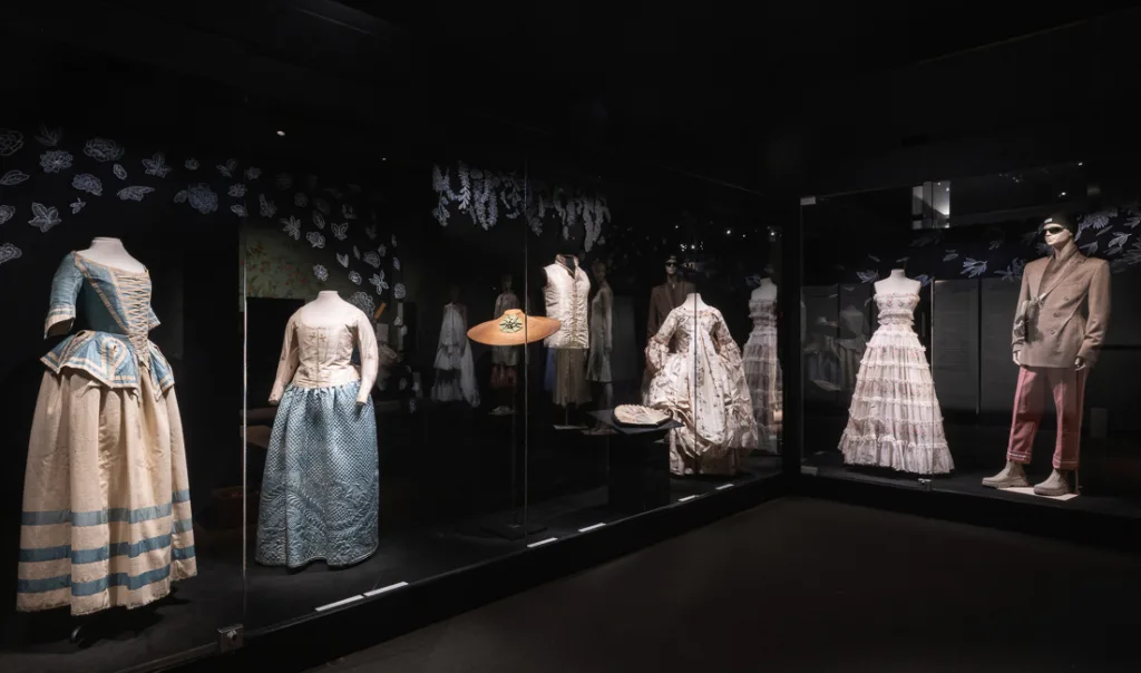 Vitrine "Campagne idéalisée" : caraco, jupe en satin de soie matelassé, chapeau de bergère, éventail plié