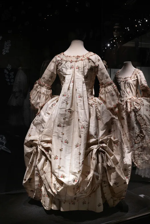 Hitched-up robe à la française