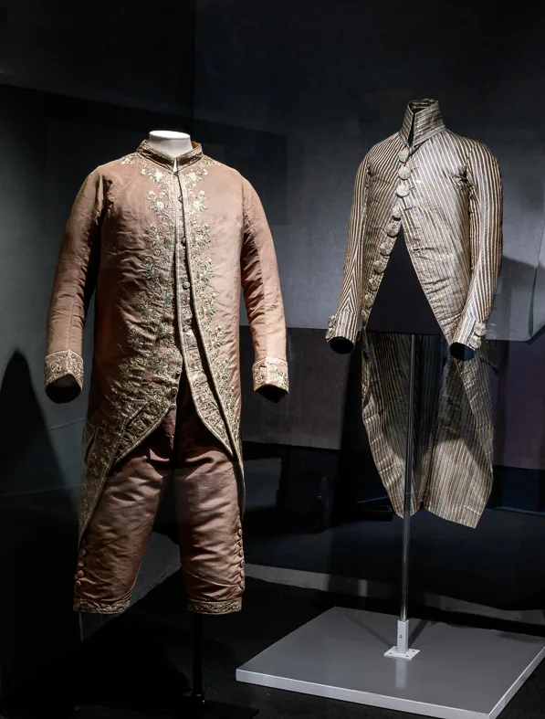 Habit à la française: ribbed, embroidered silk with flowers and tailcoat