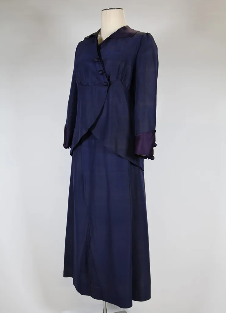 Costume-tailleur, ottoman et satin de soie