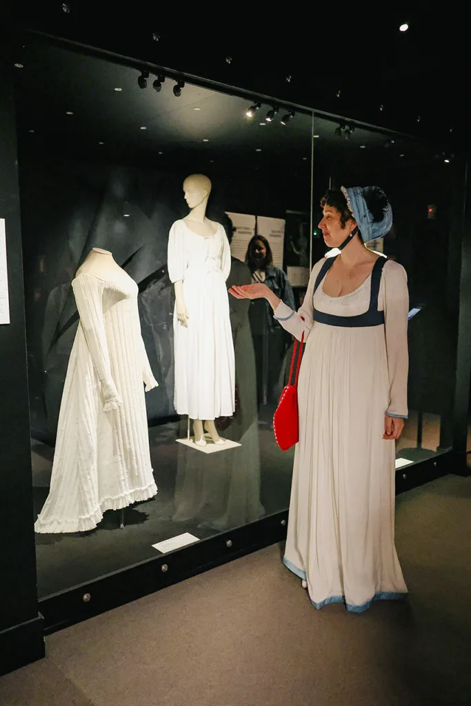 La mode au tournant de l’Histoire, une visite en costume